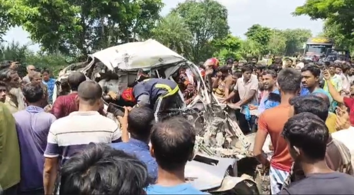 নাটোরে ট্রাক-মাইক্রোবাস সংঘর্ষে ৬ নারীসহ নিহত ৮ 